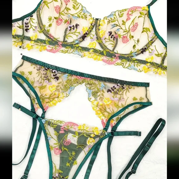 💖 Embroidery Lingerie Set 💖 - Picture 2 of 5